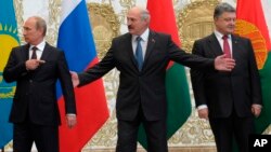 Dari kiri Presiden Rusia Vladimir Putin, Presiden Belarus Alexander Lukashenko dan Presiden Ukraina Petro Poroshenko sebelum acara foto bersama di Minsk, Selasa (26/8).