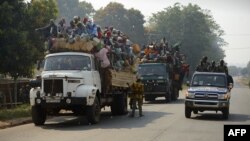 Des personnes déplacées le 17 janvier 2014 près de Bangui