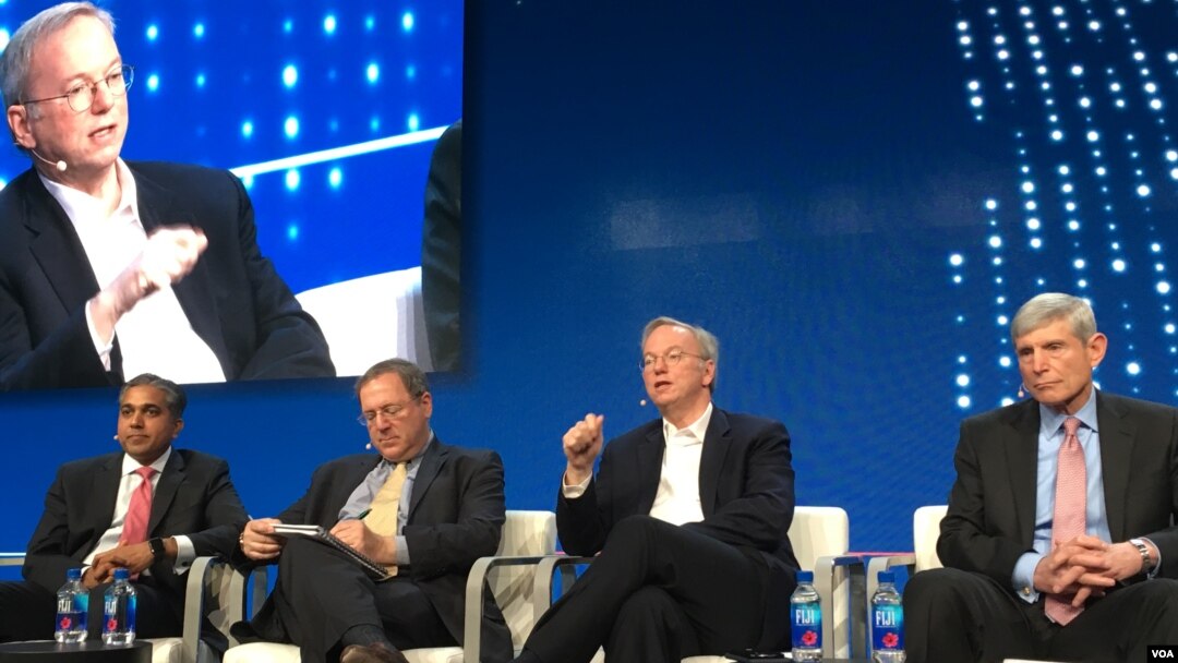 From left, Raj Shah of Defense Innovation Unit, moderator David Sanger of the New York Times, Eric Schmidt of Alphabet, and Norton Schwartz of Business Executives for National Security at the Milken Global Conference in Beverly Hills, California, May 1, 2017. (E.Lee/VOA) 