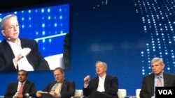 Dai kiri: Raj Shah (Unit Inovasi Dep.Pertahanan), moderator David Sanger (New York Times) , Eric Schmidt (Alphabet), dan Norton Schwartz (Business Executives for National Security) di Milken Global Conference, Beverly Hills, CA, 1 Mei 2017. (Foto: dok).