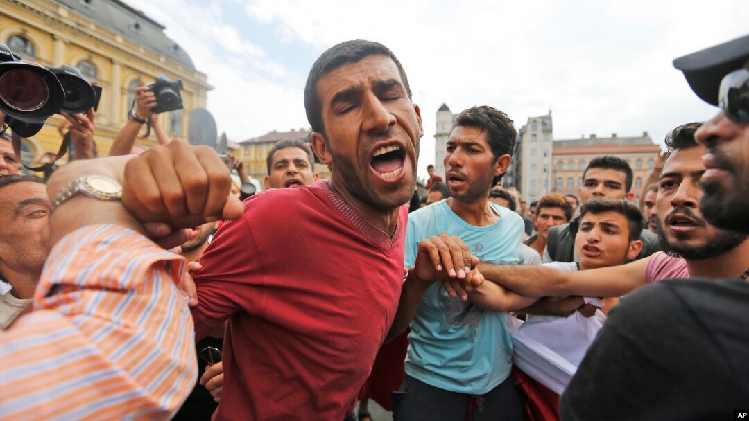 Para migran berdesak-desakan dan saling dorong di stasiun kereta di Budapest, Hungaria, Kamis (3/9). 