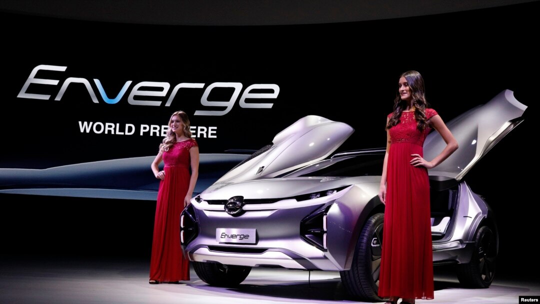Para model berpose dengan mobil listrik GAC Enverge di North American International Auto Show, di Detroit, Michigan, 15 Januari 2018.