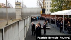 Presidente alemão Frank-Walter Steinmeier, Presidente húngaro Janos Ader, Presidente polaco Andrzej Duda, Presidente eslovaca Zuzana Caputova e Presidente checo Milos Zeman no Muro de Berlim a 9 de Novembro de 2019
