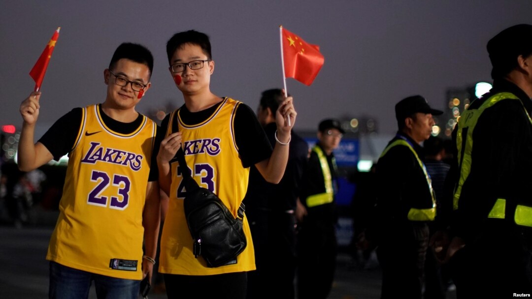 中國球迷在NBA湖人隊和籃網隊交鋒前在上海站的比賽場館揮舞中國國旗。（2019年10月10日）
