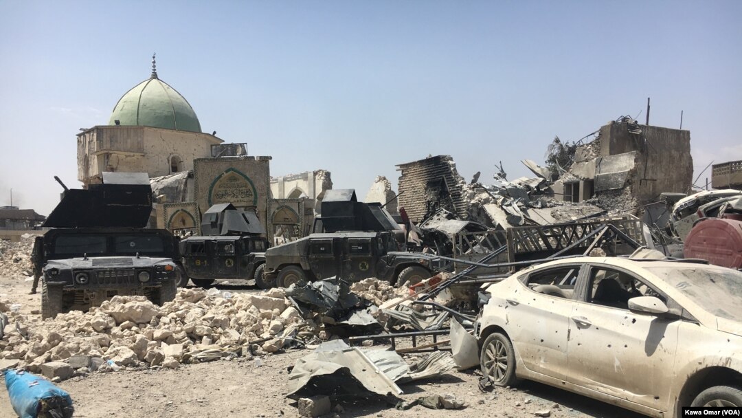 Sebagian besar Kota Tua Mosul hancur saat pasukan Irak memerangi militan ISIS di kota tersebut. Masjid al-Nuri yang hancur, terlihat di latar belakang, 1 Juli 2017.