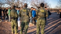 Las detenciones por cruces ilegales en la frontera de Estados Unidos con México se redujeron en un 50%.