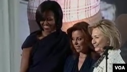 Hillary Clinton y Michelle Obama premian a Marisela Morales Ibáñez, subprocuradora de Investigación Especializada en Delincuencia Organizada, México.