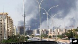 Personal estadounidense en la embajada de Trípoli dejaron la capital cerca del amanecer y viajaron hacia Túnez.
