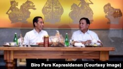 Jokowi dan Widodo berbincang dengan hangat layaknya seorang sahabat.