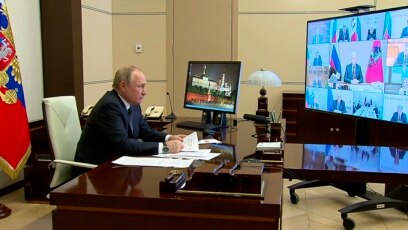 Presiden Rusia Vladimir Putin berbicara dalam rapat kabinet virtual dari kediamannya di Novo-Ogaryovo di luar Kota Moskow, Rusia, pada 16 Maret 2022. (Foto: Russian Presidential Press Service via AP)