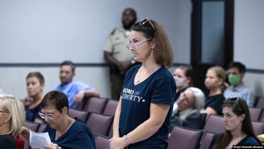 Anggota Moms for Liberty di Franklin, Tennessee, AS, 16 Agustus 2021. Sekelompok perempuan muda yang menjadi orang tua tunggal mengatakan hidup mereka benar-benar berubah berkat program studi yang memperbolehkan mereka mengakses layanan pengasuhan.(Foto: REUTERS/Evelyn Hockstein)
