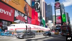 Pesawat antik Lockheed Constellation L-1649A Starliner atau yang juga dikenal sebagai "Connie" parkir di Times Square, New York, untuk acara promosi, Sabtu, 23 Maret 2019.