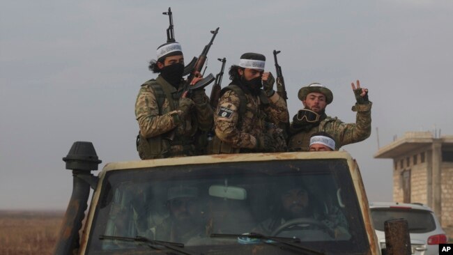 Combatientes de la oposición siria viajan en un camión en Talhiya, en la zona rural de Idlib, Siria, el viernes 29 de noviembre de 2024. (Foto AP/Ghaith Alsayed)