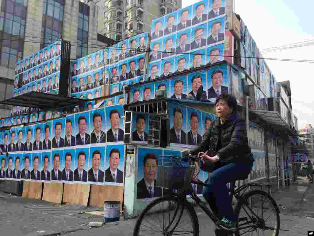 2016年3月26日，上海的一座建筑物上贴满了中国国家主席习近平的肖像。邻居说，政府要拆除这座楼以便建造地铁，楼主不同意。看来楼主是用习近平像来保驾护航，避免强拆。