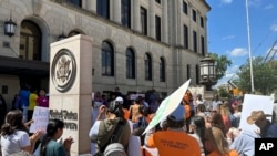 ARCHIVO - Opositores a una manifestación sobre la ley de inmigración de Iowa frente al tribunal federal el lunes 10 de junio de 2024, en el centro de Des Moines, Iowa.