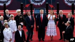 Prezidan Donald Trump, bò kote Premyè Dam nan, Melania Trump, Vis Prezidan Mike Pence, Minis Defans pwovizwa a, Mark Esper, ak lot moun ki te prezan devan Moniman Lincoln nan pou selebrasyon fèt endepandans la jedi 4 jiyè 2019 la.
(AP Photo/Susan Walsh, Pool).