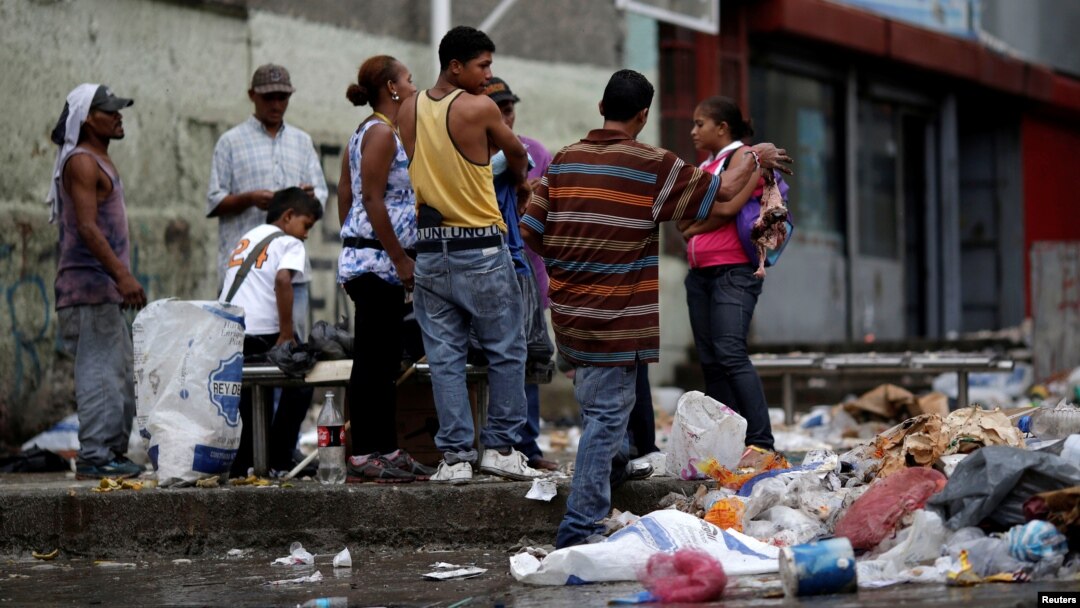 Mientras la economía venezolana empeora, los ciudadanos registra la basura en las calles de Caracas en busca de lo que no pueden adquirir o no encuentran en los supermercados.
