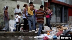 Mientras la economía venezolana empeora, los ciudadanos registra la basura en las calles de Caracas en busca de lo que no pueden adquirir o no encuentran en los supermercados.
