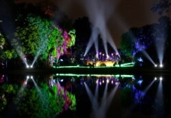 Árboles iluminados en el Jardín Botánico Tropical Fairchild en Miami, el 29 de noviembre de 2019. La exhibición navideña transforma más de 9 hectáreas de jardines en una experiencia interactiva con luces, hologramas, proyecciones 3D, video y música.