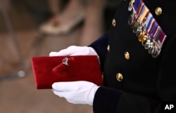 Una vista general del Anillo que simboliza el 'matrimonio' fiel de un monarca con su pueblo en la coronación del rey Carlos III en la Abadía de Westminster, Londres, el sábado 6 de mayo de 2023. (Gareth Cattermole/ vía AP)