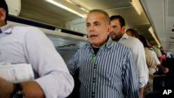 Rosales, en su cuenta de Twitter dice que va a juicio "a enfrentar esta confabulación política" y que "el tribunal no me juzga como ciudadano sino por mis ideas políticas".