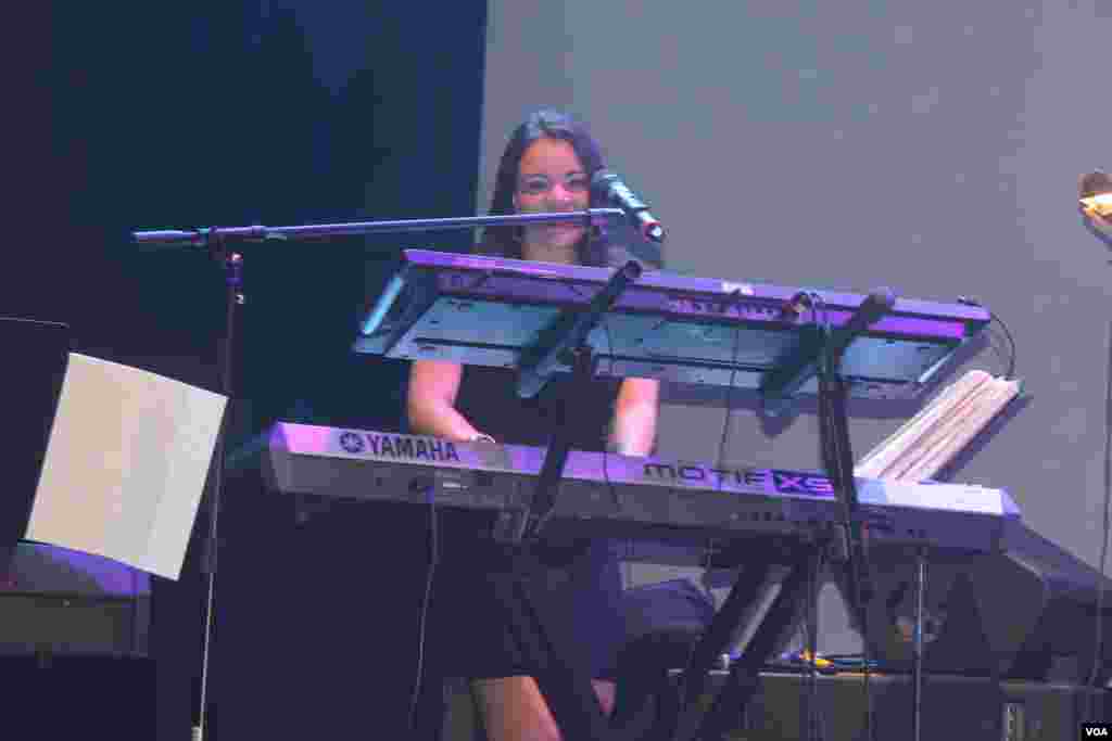 Una joven dama es la encargada de dar vida al piano que acompaña la orquesta de Gilberto Santa Rosa.