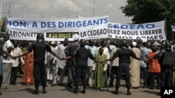 Malians opposed to a foreign military intervention to retake Mali's Islamist-held north march in the streets of the capital, Bamako, Mali, October 18, 2012. 