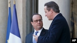 El primer ministro británico, David Cameron, (derecha) y el presidente francés, Francois Hollande, se reunieron en el Palacio del Eliseo en París, el lunes 23 de noviembre de 2015.