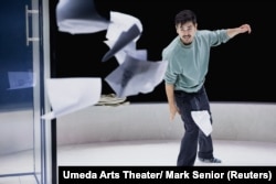 Aktor Mark Takeshi Ota tampil dalam produksi "Satu Langkah Kecil"drama karya Takuya Kato di London, Inggris, 27 September 2024. (Umeda Arts Theater/ Mark Senior/Handout via REUTERS)