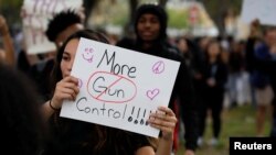 Des lycéens manifestent pour réclamer une réglementation plus sévère sur les armes, Plantation, Floride, le 21 fevrier 2018