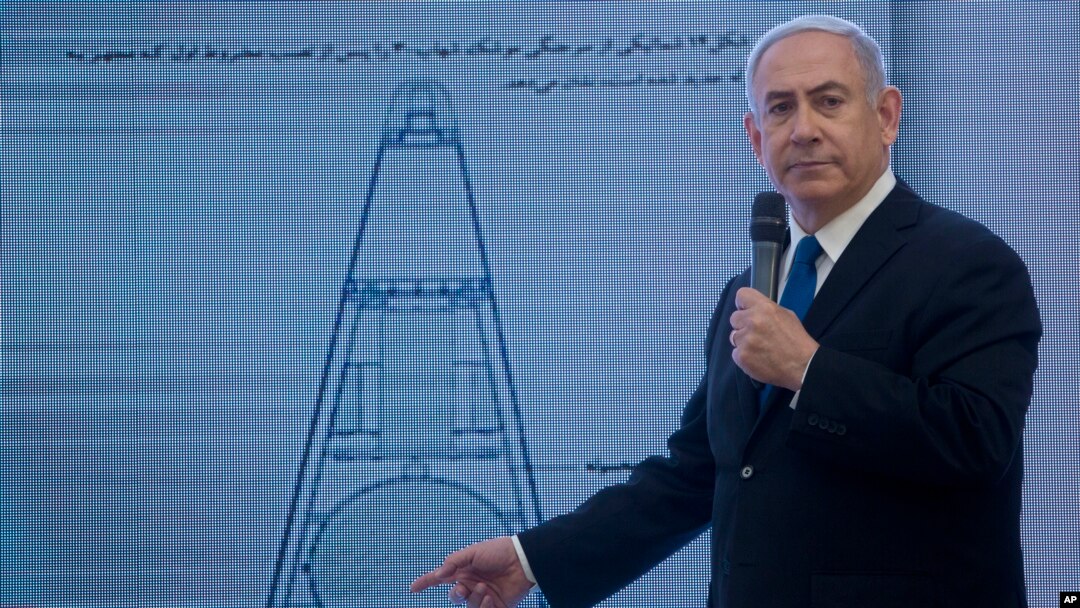 PM Israel Benjamin Netanyahu mempresentasikan
bahan-bahan yang digunakan oleh Iran dalam pengembangan senjata nuklir dalam konferensi pers di Tel Aviv, 30 April 2018.