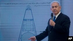 PM Israel Benjamin Netanyahu mempresentasikan
bahan-bahan yang digunakan oleh Iran dalam pengembangan senjata nuklir dalam konferensi pers di Tel Aviv, 30 April 2018.