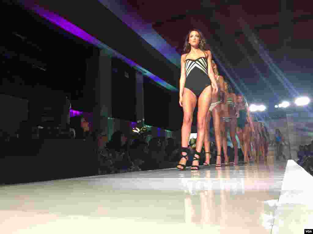 DC Swim Week 2017 - Desfile de moda de praia na Embaixada de França na capital americana 