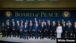 特朗普总统与世界各国领导人以及和平委员会的创始成员在唐纳德·特朗普和平研究所合影。(2026年2月19日)