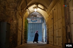 Una mujer palestina camina por las callejuelas del barrio musulmán de la Ciudad Vieja de Jerusalén.