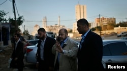ຜູ້ນຳອາວຸໂສ ຂອງກຸ່ມ Hamas ທ່ານ Moussa Abu Marzouq ມາຮອດບ່ອນພົບປະກັບ ເຈົ້າໜ້າທີ່ອາວຸໂສ ​ຂອງກຸ່ມ Fatah ​ທ່ານ Azzam Al-Ahmed ໃນເມືອງ Gaza (26 ພຶດ​ສະ​ພາ 201) 
