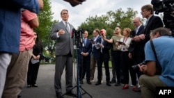 美国财政部长斯科特·贝森特在白宫西翼外向媒体发表讲话。(2026年8月20日)