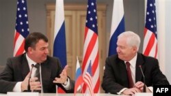 Robert Gates Rusya Savunma Bakanı Anatoli Serdyukov'la