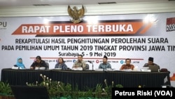 Komisioner KPU Jawa Timur menetapkan hasil rekapitulasi perolehan suara pemilihan anggota legislatif dan pemilihan presiden 2019 untuk Jawa Timur, Surabaya, Sabtu 11 Mei 2019. (Foto: Petrus Riski/VOA)