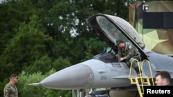 Пілот залишає кабіну F-16 після польоту. Фото: Reuters/Annegret Hilse