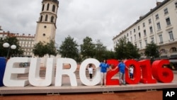 Euro 2016: Des supporters italiens au centre de Lyon, lundi 13 juin, 2016 (AP).