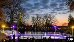 La pista de hielo navideña de la Casa Blanca antes de su inauguración por la primera dama de los Estados Unidos, Jill Biden, en el jardín sur de la Casa Blanca en Washington, el 29 de noviembre de 2023.