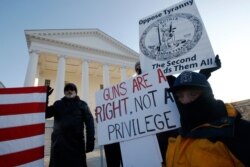 지난달 버지니아 주의회 의사당 앞에서 총기 소지 권리를 옹호하는 집회가 열렸다.