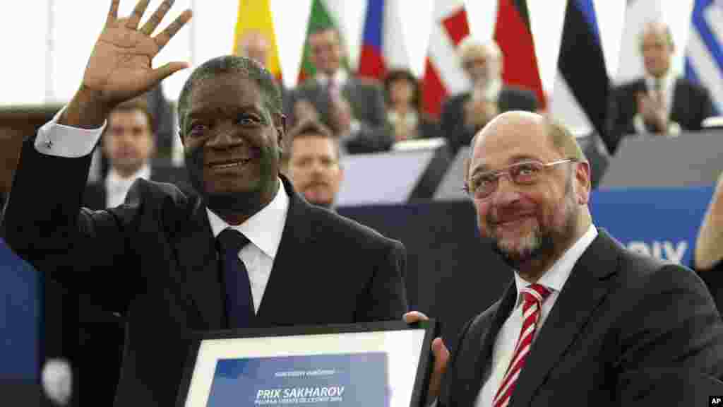 Le docteur Denis Mukwege, de la République démocratique du Congo, obtient le Prix Sakharov 2014, le 26 novembre 2014.