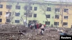 شفاخانه‌ای در شهر ماریوپل اوکراین پس از حملۀ نظامیان روسیه بر این شفاخانه