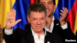 خوان مانۆێل سانتۆس سەرۆکی کۆلۆمبیا بە زمانی ئیسپانی لەسەر دەستی نووسیوە "ئاشتی"