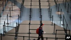 신종 코로나바이러스 사태로 미국인들이 해외여행을 꺼리면서 18일 덴버 국제공항 출국보안심사대 입구가 한산하다.