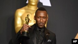 Mahershala Ali pose avec son oscar pour "Moonlight" le 26 février 2017, au Dolby Theatre à Los Angeles.