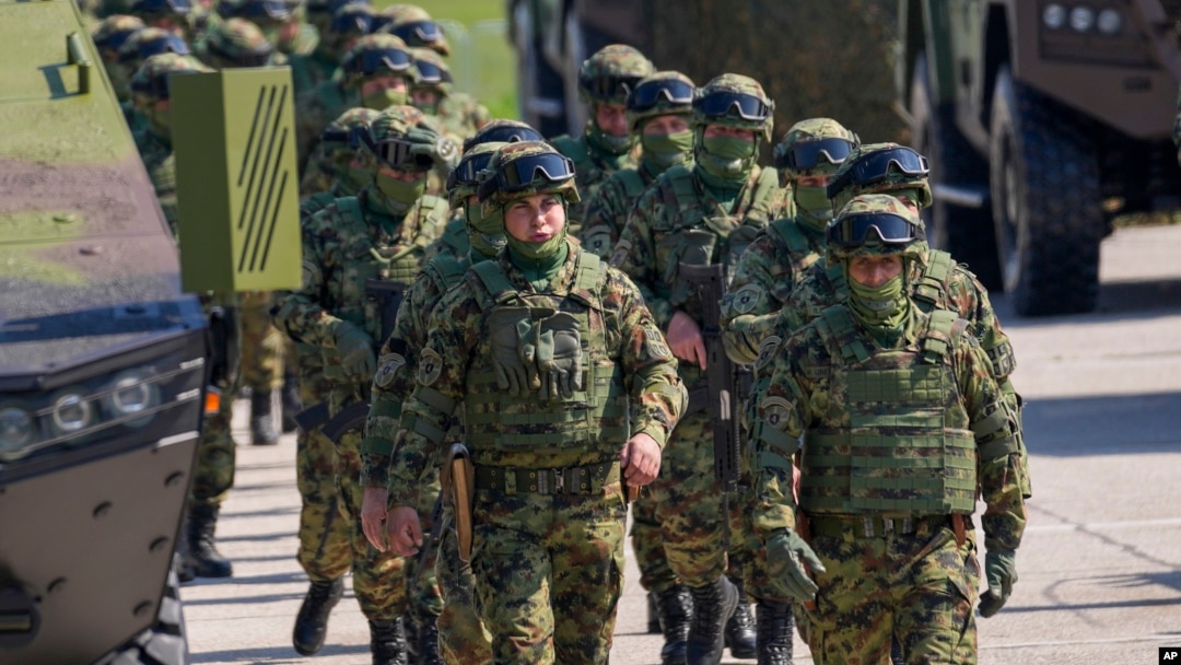 ARHIVA - Pripadnici Vojske Srbije na aerodromu Batajnica nedaleko od Beograda, u aprilu 2023.(Foto: AP/Darko Vojinović)