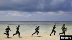 Tentara Tiongkok berlatih di pantai pulau Xisha, provinsi Hainan (Foto: dok). Pulau yang dikenal dengan nama pulau Paracels oleh Vietnam ini, masih menjadi ajang sengketa kedua negara hingga kini.